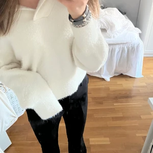 H&M - Stickad fluffig tröja från H&M🤍 superfin och superskön, men används ej. Säljs för 150 (priset går att diskutera), kan mötas upp i Stockholm eller frakta (kunden står för frakt). Tröjan är i fint skick och storlek S❤️