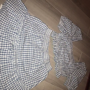 Rutigt set - Säljer detta rutiga set från Nakd. Superfint, men för litet tyvärr. Är endast användt 1 gång. Säljer toppen för 90kr och kjolen för 200. Tillsammans säljer jag det för 200kr 🥰