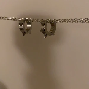 Coola nit örhängen  - Snygga och coola nit örhängen som aldrig är använda. Köpte på en butik utomlands. Köparen står för frakten som är 12kr! 💓💓💓