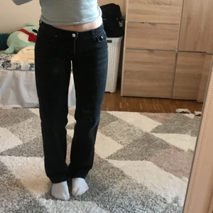 Lågmidjade jeans Arrow - Säljer mina underbart fina jeans från Weekday i modellen Arrow då de inte kommer till användning. Tråden har gått upp vid lappen där bak (se bild), men annars är de i fint skick! De är i Strl 23W30L och passar personer mellan 155-165cm. Buda gärna från 150kr i kommentarerna eller köp direkt för 200kr🥰 Frakt tillkommer
