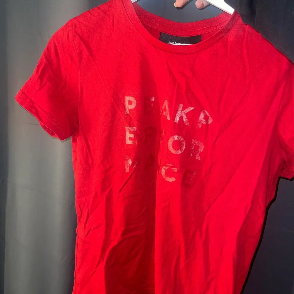 Röd peak t shirt som jag inte använt många gånger pga att den känns lite för liten. Det är strl M i den men känns nästan som S.. T-shirts.