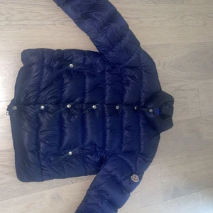 moncler jacka  - säljer min moncler jacka då jag fått en ny. använt ca 4 månader. kvitto finns! 