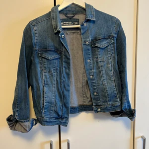 Jeans jacka  - En kort jeansjacka som tyvärr ej passar längre. Perfekt till våren! 