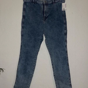 avklippta jeans - helt nya jeans från H&M. ordinariepris 99kr. storleken är i jeansstorlek, alltså inte xs som man kanske tänker. avklippta nertill. skinny high waist. ankle length. 