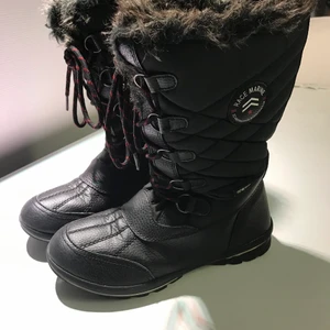 Stövlar  - Snygga svart vinter stövlar med mjukt foder. Bekväm och passar både till dam och tjej/barn. Storlek 37. Obetydligt använda. Frakt tillkommer. 