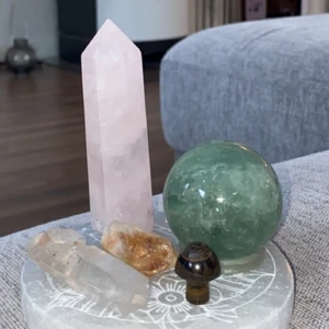 kristaller<3 - säljer nu kristallerna på !andra bilden! pris ligger på 2kr/g och alla är äkta:) de kristallerna på första bilden är bara där för dekoration så säljer bara dom vid ett väldigt bra bud:) hoppas du hittar någon du känner dig dragen till<3