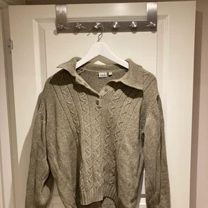 Stickad  - Fin stickad tröja! Lite mer grön i verkligheten än på bilderna! 