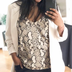 Linné med snakemönster från H&M , stl 40 - Ett av de läckraste linnén’a , har två & tänkte att det som är oanvänt och bara hänger i garderoben kan få flytta någonstans där det kommer till användning 💃🏼 V-ringning i fram och normal i storlek.