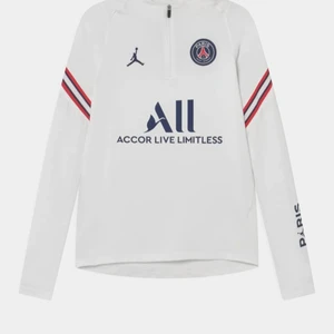 Psg tröja  - Säljer den här tröjan för att den inte kommer ut av en andvänding längre, har andvänt den 3 gånger , den är köpt för 899 och säler den för 450 🥰 även priset kan diskuteras 