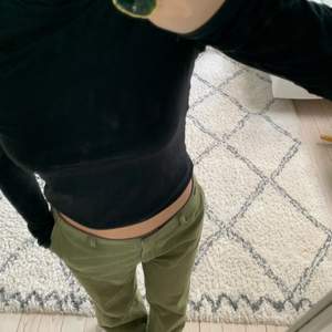 Säljer mina fina fina gröna byxor som är väldigt trendiga just nu. Passformen är baggy vilket jag älskar!!!! Passar mig som brukar ha S/M🤩🥰