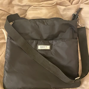 Day, Birger mikkelsen - Säljer min Birger Mikkelsen väska, perfekt storlek till både skolan eller för en övernattning! Jättefint skick använd bara en gång, säljer då den inte kommer till användning. Köparen står för frakten