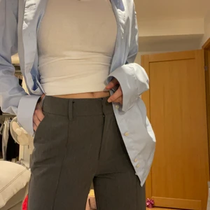 Kostymbyxor, 250kr inklusive frakt - Säljer dessa ursnygga grå kostymbyxor från NAKD. Mörk grå färg, nyskick och slips längst ner💞💞