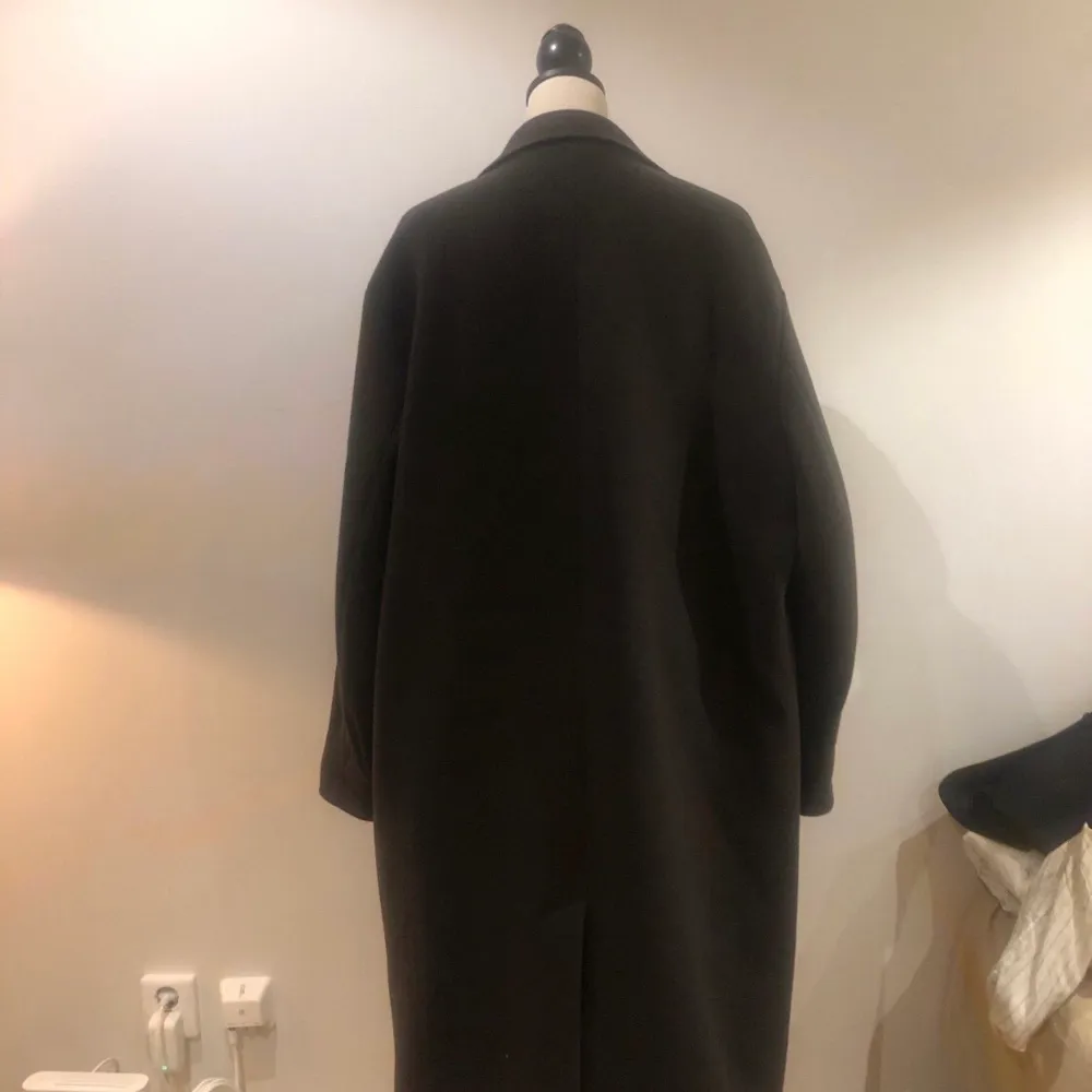 Lyon wool coat dark(brun) storlek 56  Har haft jackan i 1månad och några dagar, köpte den för 3900:-, perfekt längd men jackan är för stor för mig för att jag är för smal. Ny skick, inga skador eller missfärgningar. Jackor.