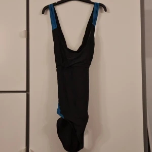 Badkläder  - Baddräkt, mycket använd, korsad rygg, lite genomskinlig. Tror är i storlek m, Kan få grattis om man köper något annat