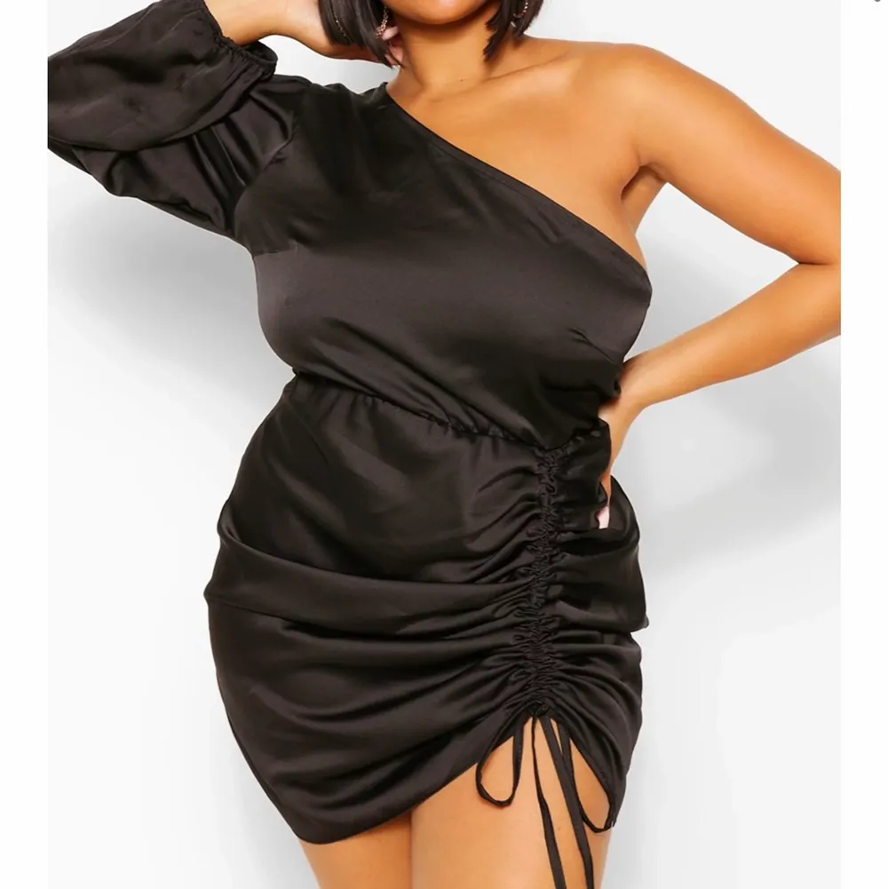 Helt oanvänd satin klänning från BOOHOO, prislappen sitter kvar. Denna är liten i storleken och det är storlek 44. . Klänningar.