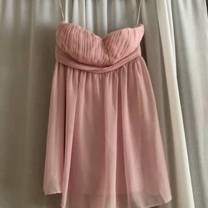 Klänning - Rosa fin klänning. Aldrig använt då jag fick den i present men fel storlek och kvitto var tyvärr inte med så jag kunde ej byta storlek.