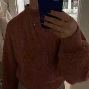 Stickad tröja - Stickad tröja i en röd/ rosa färg. Storlek S från Gina 