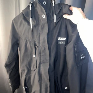 Dope jacka - Köpte den förra året. Den är använd fåtal gånger förra vintern. Så den är i nyskick och jättefin. Men jag använder inte den längre för köpte en ny. Nypris: 2099 Mitt pris 1400kr Strl S