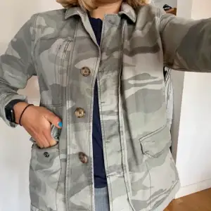 Snygg camouflagejacka från Abercrombie & Fitch! Sparsamt använd 💗