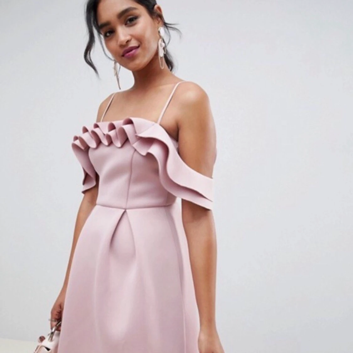 Ros volangklänning - ASOS storlek 44