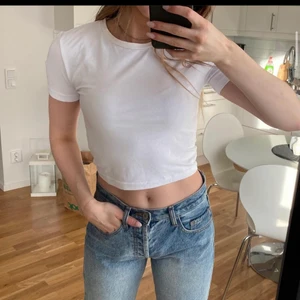 Vit och svart basis t-stirt - Basic t-shirt i vit och svart, från Zara. 1 för 30 eller båda för 50, + frakt 