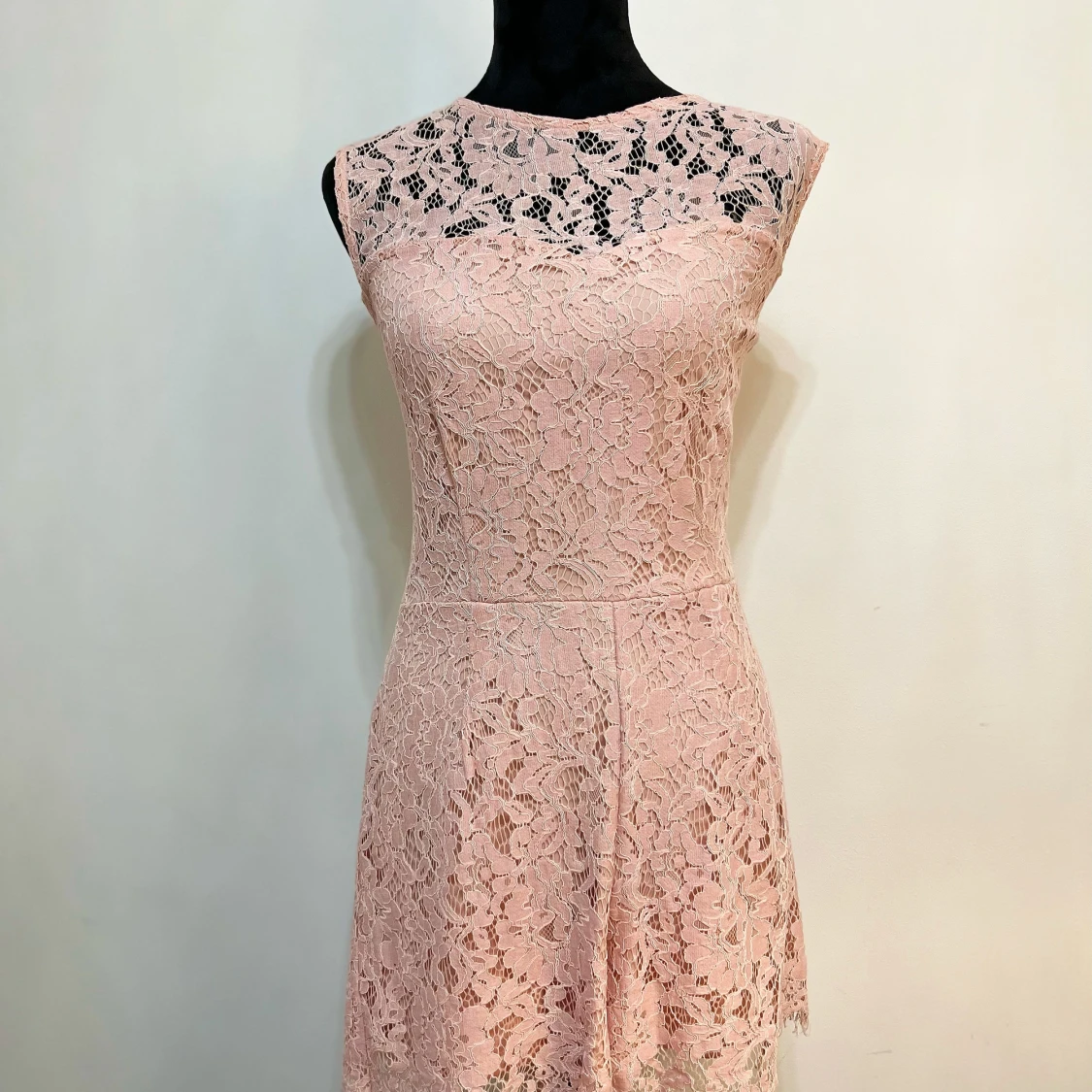 Kort byxdress i spets - Amisu storlek 42