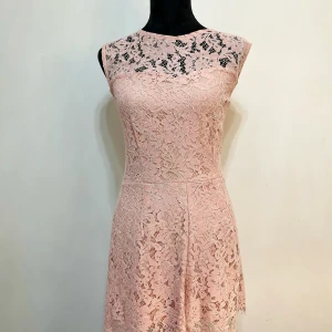 Kort byxdress i spets - Amisu storlek 42 - Oanvänd rosa kort byxdress i storlek 42 från Amisu New Yorker. Den är jättesöt och urgullig. Säljer pågrund av att den är för liten. Helt oanvänd och i nyskick. 