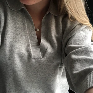 Ljusgrå stickad tröja  - Grå stickad tröja i ett tunnare material och en lite kortare ärm. Den är från H&M i storlek XS men är lite oversized. Sitter bra på mig som normalt har S i tröjor. Den är supermysig och skön. 150 + frakt