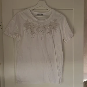 Tröja med pärlor  - Sjukt cool tröja med snygga detaljer. Köpare står för eventuell frakt 🥳😘🥰