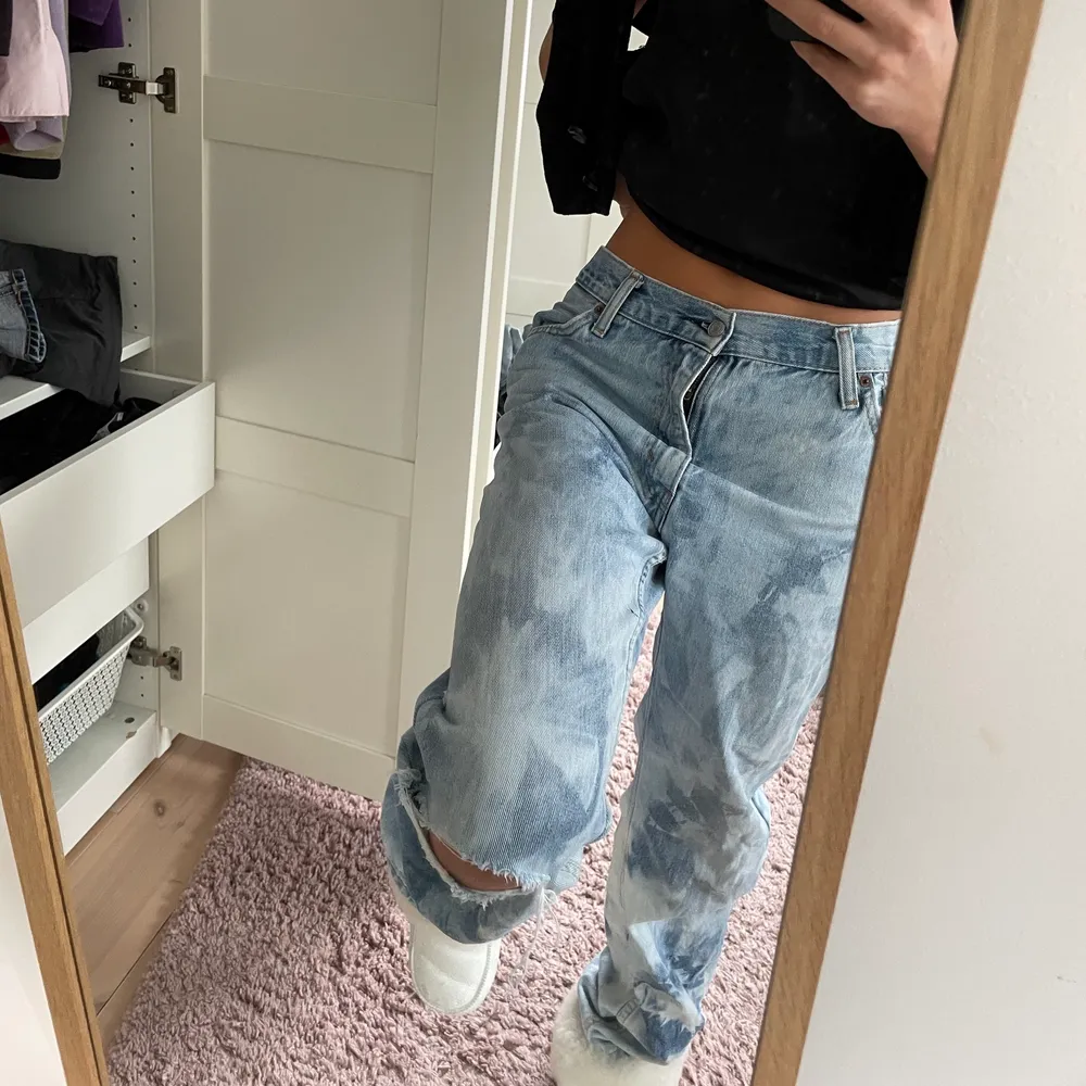 Säljer dessa sjukt snygga Levis 505 jeans på grund av att jag har för många jeans. Dessa är helt otroligt snygga och helt unika då tie dyen är hemmagjord. Passar till allt verkligen till allt. Köpte för 500kr. Jeans & Byxor.