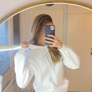 Hoodie vit  - Vit Hoodie som är i nyskick från hm herravdelningen. Säljer då den är lite för liten i ärmarna på mig. Är 175cm lång. Storlek xs (lite oversized då den är från herravdelning). Hör av er vid frågor💗