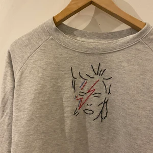 Broderad tröja - 💜Broderad tröja med David Bowie motiv 💜Hör av er om ni vill köpa en liknande 💜Cirka 300kr plus frakt 💜Kom gärna med egna förslag på motiv 💜Olika färger och storlekar finns 💜Just denna är såld