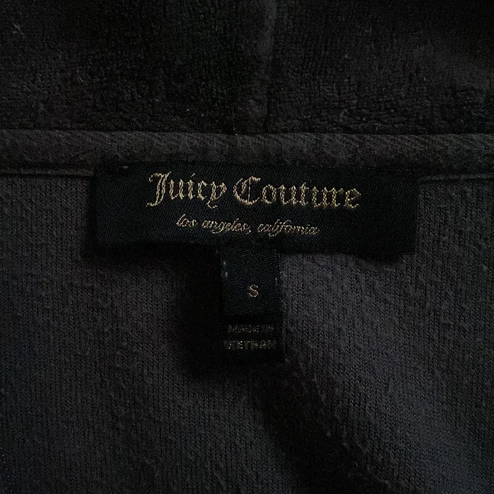 Säljer då den inte kommer till användning längre. Köpt i Juicy Couture butiken i London. Den är i super bra skick och är i storlek S. Skriv privat för fler bilder. Tröjor & Koftor.