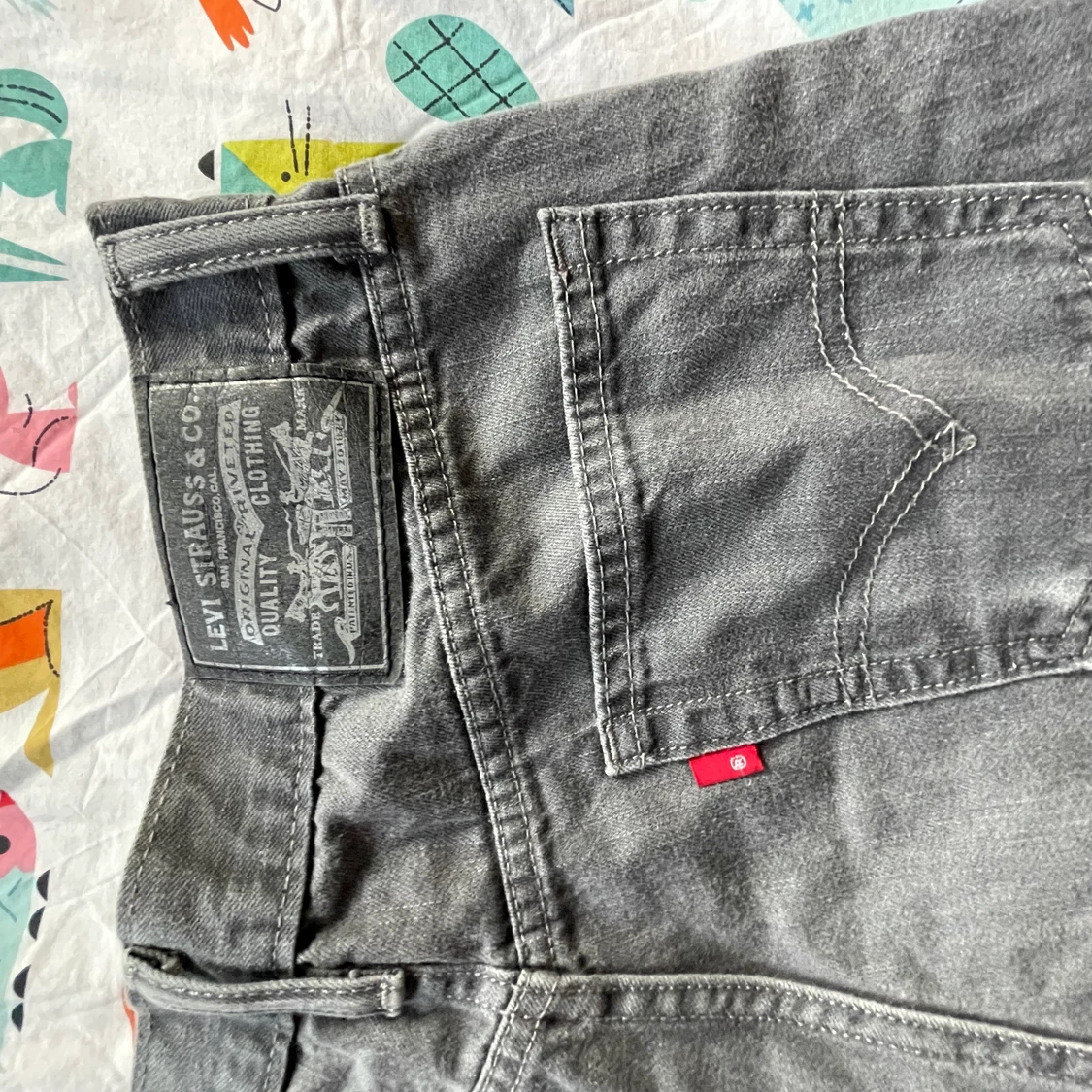 Gråa levis jeans - 91