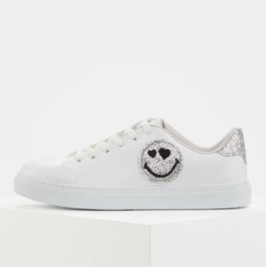 DeFacto smileyworld sneakers - Säljer nu dessa helt nya smiley sneakers, prislappen sitter kvar så de är inte använda en ända gång. Dom är slutsålda på hemsidan. Säljer likadana i storlek 38. Skriv privat vid fler frågor eller ifall ni vill ha fler bilder💗