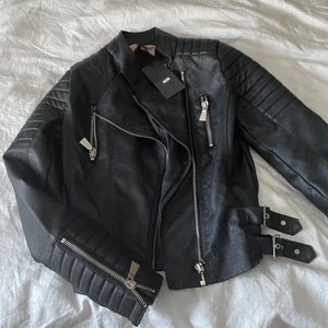 skinnjacka - Helt ny skinnjacka, endast prövad. Storlek S. Köparen står för frakt