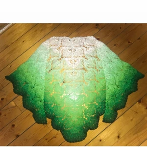 Handgjord virkad sjal! OneSize, Ombre - Hej! Säljer en fin handgjord sjal av mig som är perfekt till sommaren/våren, men funkar såklart året om! 100% bomull, OneSize, helt oanvänd. Materialet gör den lätt och luftig!