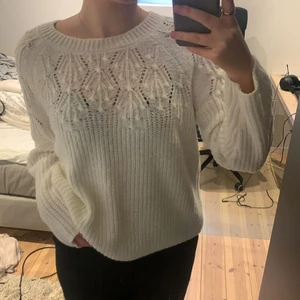 Stickad tröja🥰 - Mysig vit stickad tröja köpt second hand🥰 Storlek L men passar S och M💗120 kr+frakt😊