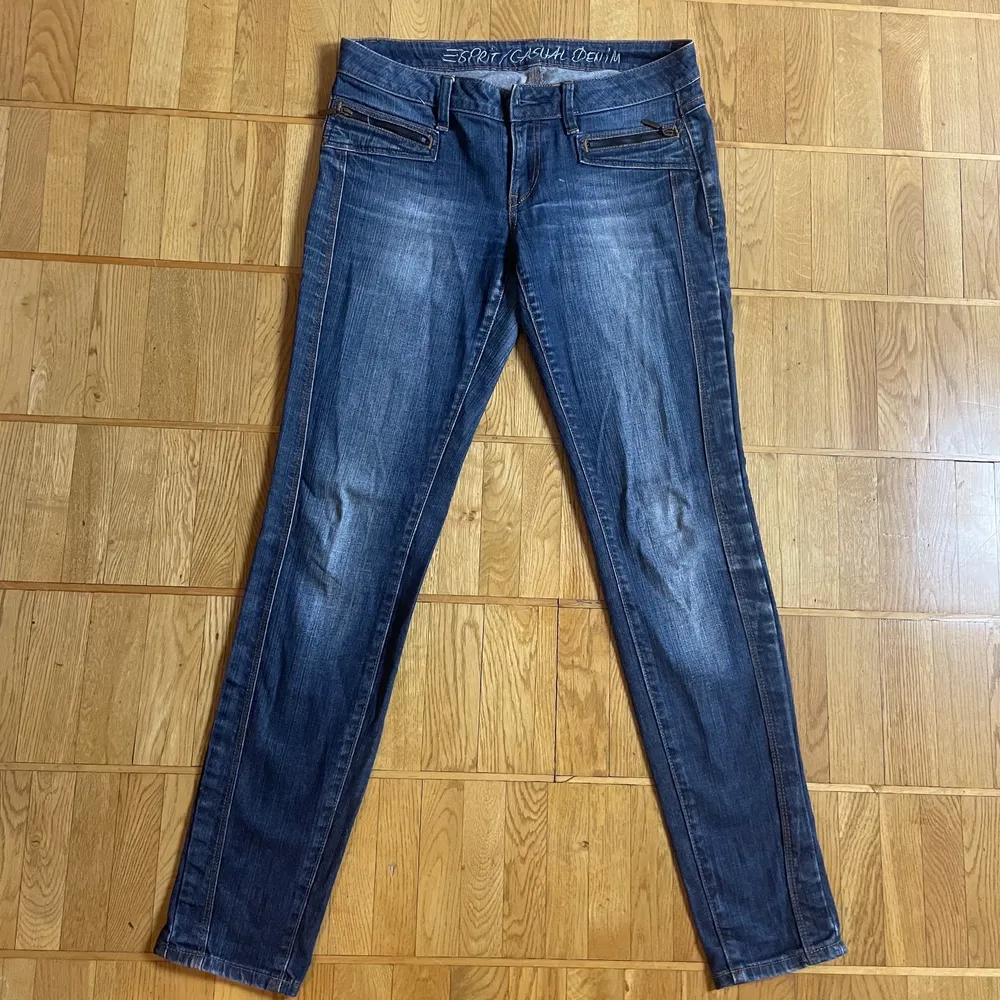 Trendiga jeans från esprit. Low-waisted passform💞 Jättefina! Pris kan diskuteras😊. Jeans & Byxor.