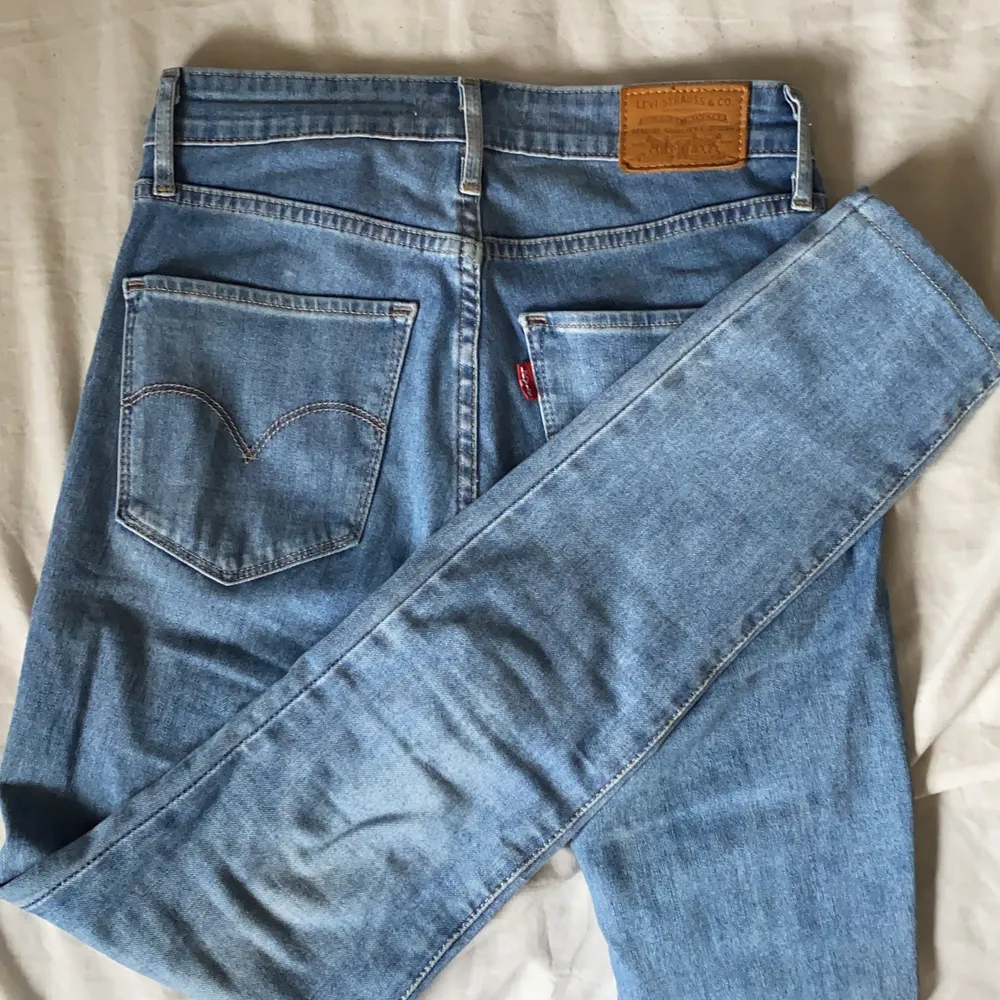 Stretchiga, hög/medel midjade jeans med ljusblå tvätt. Sitter jättefint på, tar fram kurvor och de är uppsydda så de passar mig som är 166 perfekt. Jättefina sömmar och tvätt. De är på gränsen till för små för mig skulle jag säga och jag är vanligtvis m/s, de är däremot stretchiga och har funkat bra ändå. Har använt dessa en del men de är fortfarande i bra skick och har inga fläckar eller defekter. Frakt är inräknat i priset!. Jeans & Byxor.