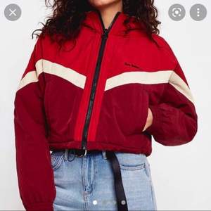 En röd jacka köpte från urban outfitters, från märket iets frans. I storlek S men passar även xs för lite oversized. Perfekt passform! Använd men i bra skick. Skriv för frågor<3 skickas med postnord spårbar