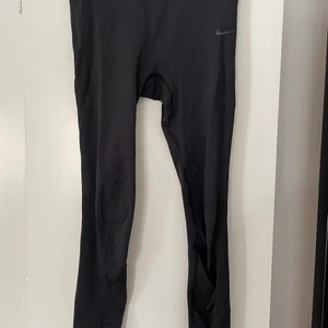 Nike seamless tights - Säljer dessa då jag inte använder dom. Använda några fåtal gånger. Storlek M
