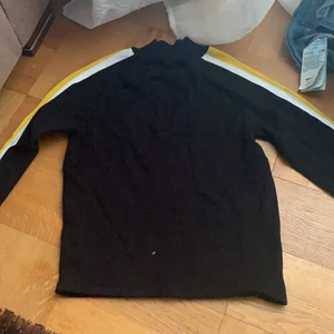 Vanlig långarmad  tröja från hm med gul - Denna tröjan är ifrån hm köpt sommaren men har inte viljat använt den den är storlek xs och är i bra skick jag möts bara upp i malmö efter som ej vet hur man skickar ut paket😅💞