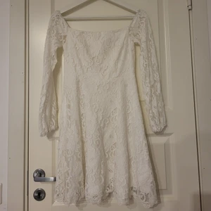 Vit klänning - Jättefin klänning använd 1 gång, hade varit perfekt till studenten.