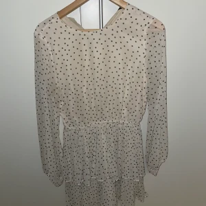 Sommarklänning - Säljer denna underbara sommarklänning från gina! Endast använt den vid midsommar och skolavslutning därav i nyskick!💕🤍🌸