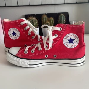 Röda converse strl 37,5 - Säljer ett par röda converse strl 37,5 som knappt är använda. Liten slitna, syns ej (Använda 3-4 ggr) Fint skick!❤️ Dom passar inte mig.