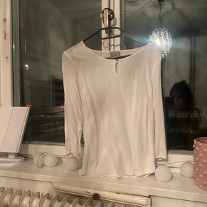 Vit långärmad  - Långärmad vit tröja använd få gånger