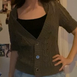 Stickad tröja - Fett cool stickad kortärmad tröja, säljer pga att den inte kommer till användning