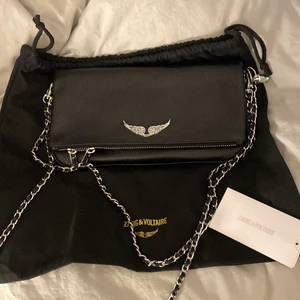 Zadig väska  - Säljer min fina zadig väska som är använd fåtals gånger💯💕säljes pågrund av att den inte används och den är i jötte bra skick 🥰köptes för 3265 kr och säljer endas om budet är bra 😁budgivning börjar på 2500kr💕skriv privat om ni vill ha fler bilder eller frågor