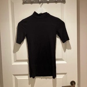 Svart polo - Svart polo tröja från GinaTricot! Strl xs! Väldigt nice basic plagg🖤